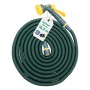 Flexibler, grüner Gartenschlauch (16,5m) mit Brause und Anschlussstück, aufgerollt.