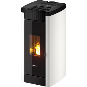 Weißer Freepoint Pelletofen STEE mit Automatik und Flamme im Brennraum.