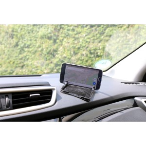 Eufab AntiRutsch-Pad auf Armaturenbrett mit Handy zur sicheren Befestigung von Gegenständen im Auto.