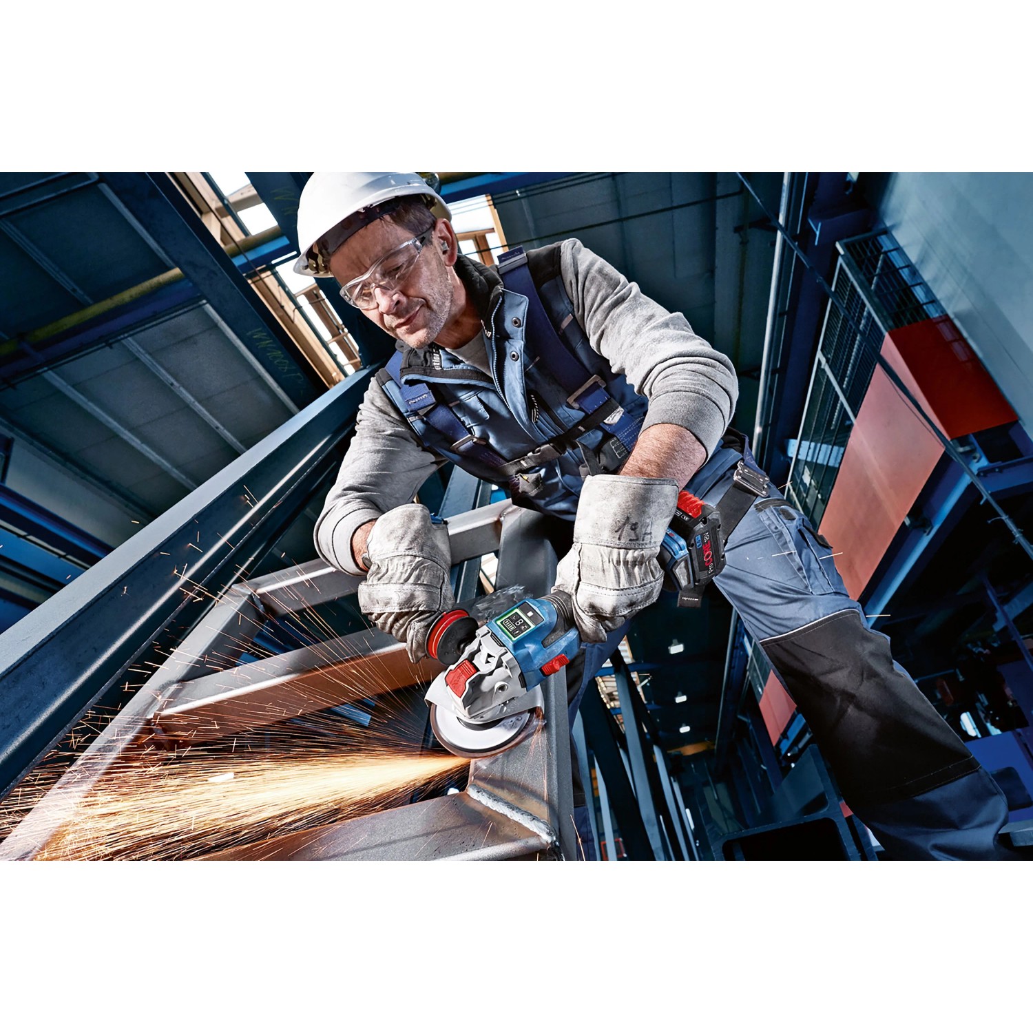 Bosch Professional Akkupack ProCore 18V/5,5 versorgt Winkelschleifer. Arbeiter schleift Metall. Leistungsstarker 18V Akku.