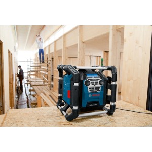 Bosch Professional Akku-Radio GPB 18V-5 SC Solo auf einer Baustelle.