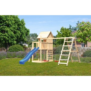 Karibu Stelzenhaus Frieda mit Doppelschaukel, Kletterwand und blauer Rutsche im Garten.