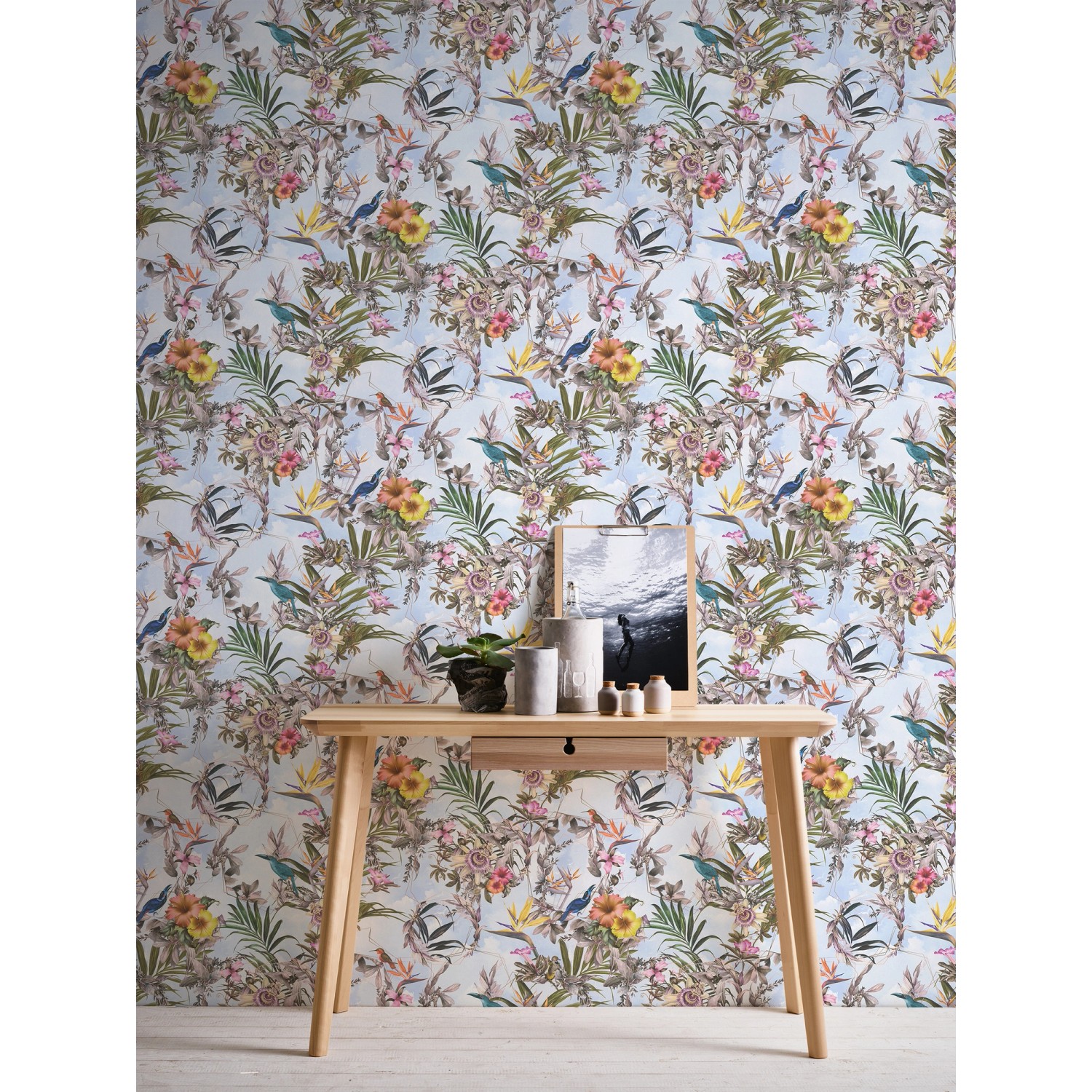 Vliestapete mit Blumenmuster in Weiß und Grün. Dekorative Tapete mit floralem Design.