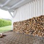 wolfcraft Modular XXL Kaminholzregal gefüllt mit Holzscheiten unter einem Unterstand.