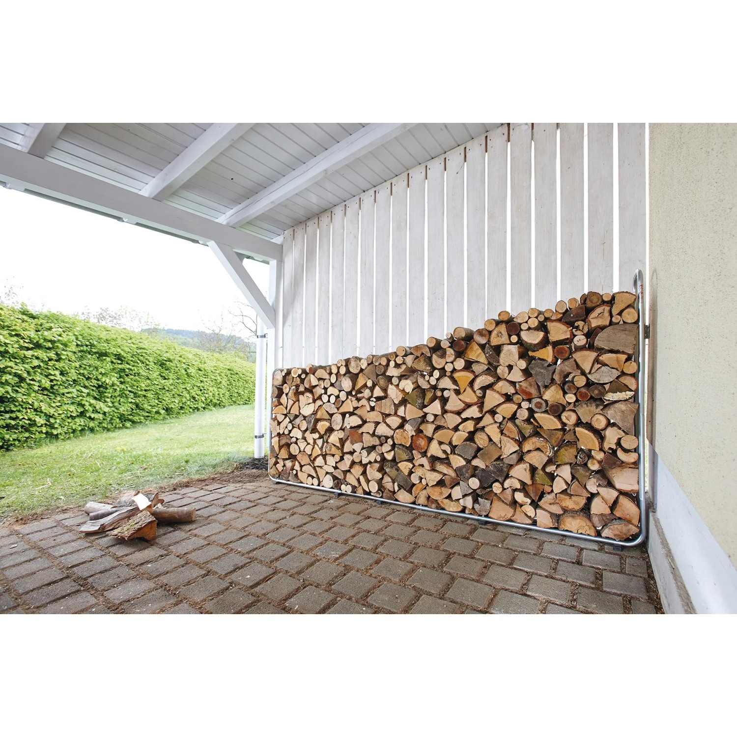 wolfcraft Modular XXL Kaminholzregal gefüllt mit Holzscheiten unter einem Unterstand.
