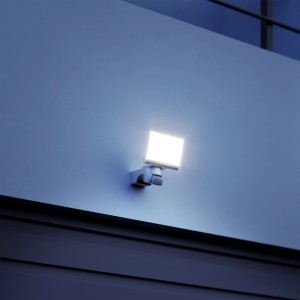 Weiße Steinel LED-Außenwandleuchte XLED Home 2 S mit Bewegungsmelder an Hauswand.