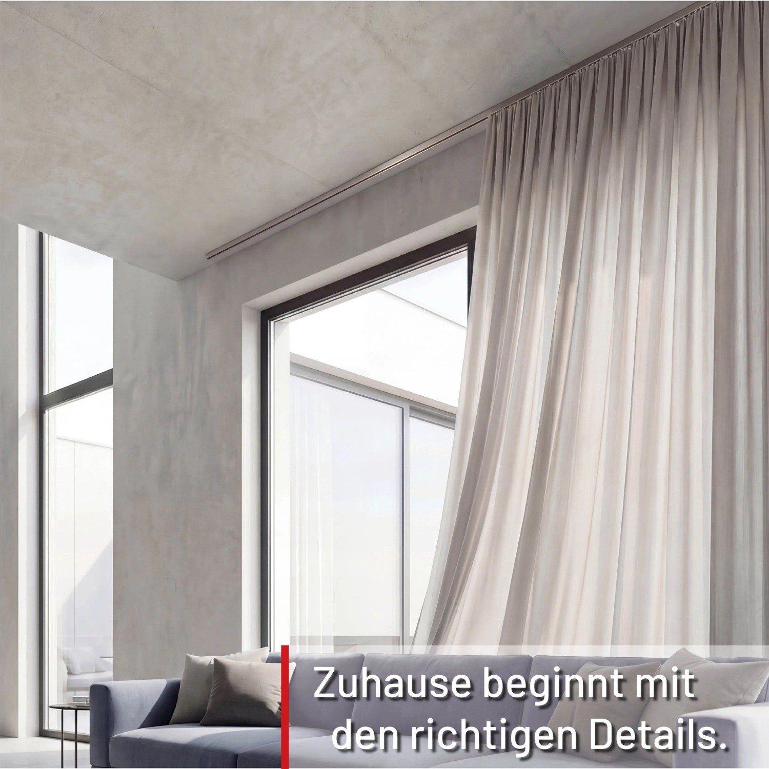 Einläufige Gardinenschiene Square in Edelstahl-Optik an Decke im modernen Wohnzimmer mit hellem Vorhang.