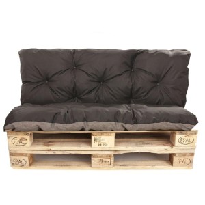 Schwarzes Setgarden Palettenkissen-Set mit Sitz- und Rückenkissen auf Europalette.