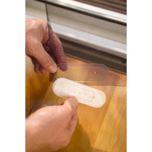 Montage des weißen Tesa Fliegengitter Tür Comfort mit Klettband, 220x120 cm.