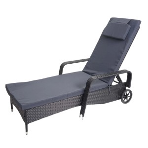Anthrazitfarbene Poly-Rattan Sonnenliege Cesena mit grauen Kissen und verstellbarer Rückenlehne.