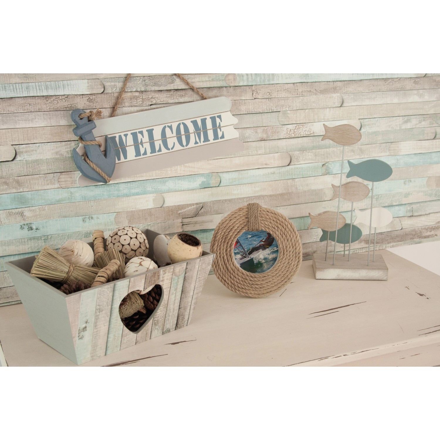 Dekorative Szene mit maritimen Elementen: Korb, Anker, Fische und Bilderrahmen vor d-c-fix Klebefolie Rio Ocean.