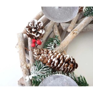 Runder Adventskranz aus Holz (Ø 35cm) mit Deko wie Zapfen und Beeren, ohne Kerzen.