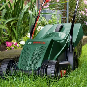 Grüner Bosch Elektrorasenmäher Easy Rotak 32-235 auf Rasen. Kompakter Elektro-Rasenmäher mit roten Akzenten im Garten.