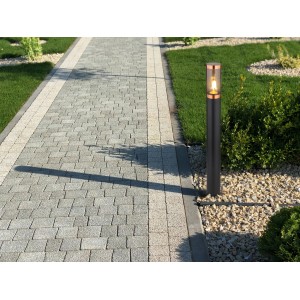 Schwarze Globo Außenleuchte Boston, 80 cm hoch, mit Rauchglas auf Gartenweg.