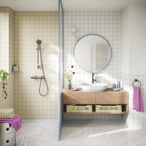 Grohe Brausestangen-Set Vitalio Joy+ 120 Anthrazit in modernem Duschbereich. Handbrause, Stange und Ablage im Bad.