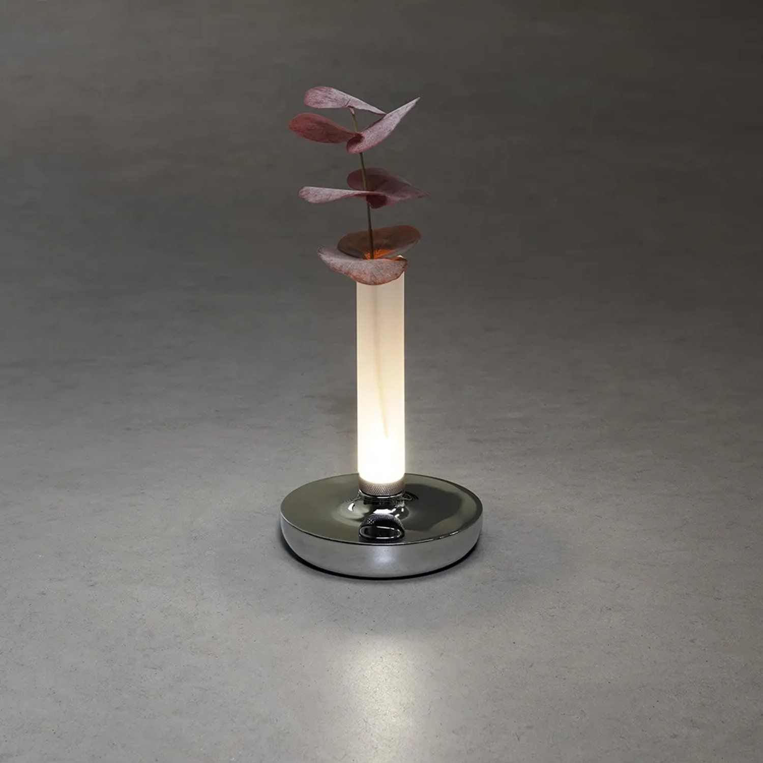 Konstsmide LED-Akku-Vase Biarritz, silber, mit Pflanze, für Innen & Außen.