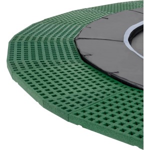 Detailaufnahme: EXIT Dynamic Bodentrampolin Ø 427 cm mit grünen Freezone Sicherheitsplatten.