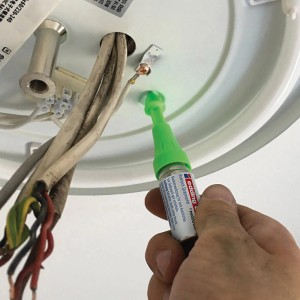 UHU Edding Bohrloch-Spraymarker Neongrün bei Anwendung an Deckenlampe.