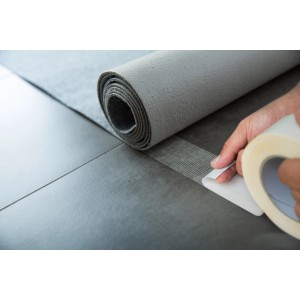 Anwendung von LUX Boden-Verlegeband 5 m x 50 mm auf grauem Untergrund.