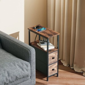 Schmaler Beistelltisch Rustikal-Braun mit schwarzem Stahlrahmen, integrierter Steckdosenleiste, Stoffschubladen und Ablage neben Sofa.