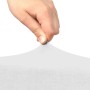 Hand zieht weiße, elastische Beautissu Stretch Stuhlhusse. Demonstriert Dehnbarkeit des Wohntextils.