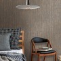 A.S. Création Vliestapete in Holzoptik (Braun/Schwarz) im Schlafzimmer mit Lampe und Stuhl.