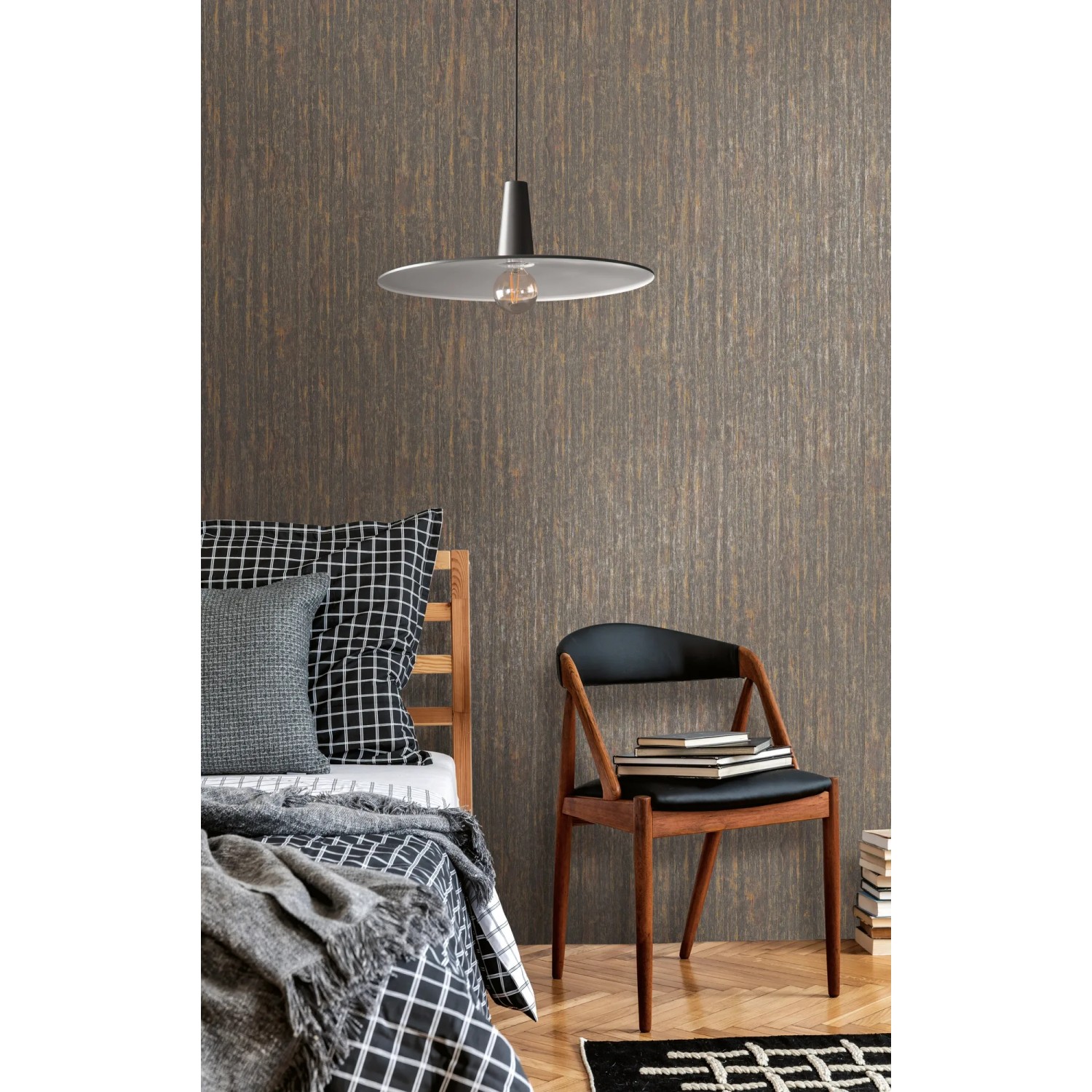 A.S. Création Vliestapete in Holzoptik (Braun/Schwarz) im Schlafzimmer mit Lampe und Stuhl.