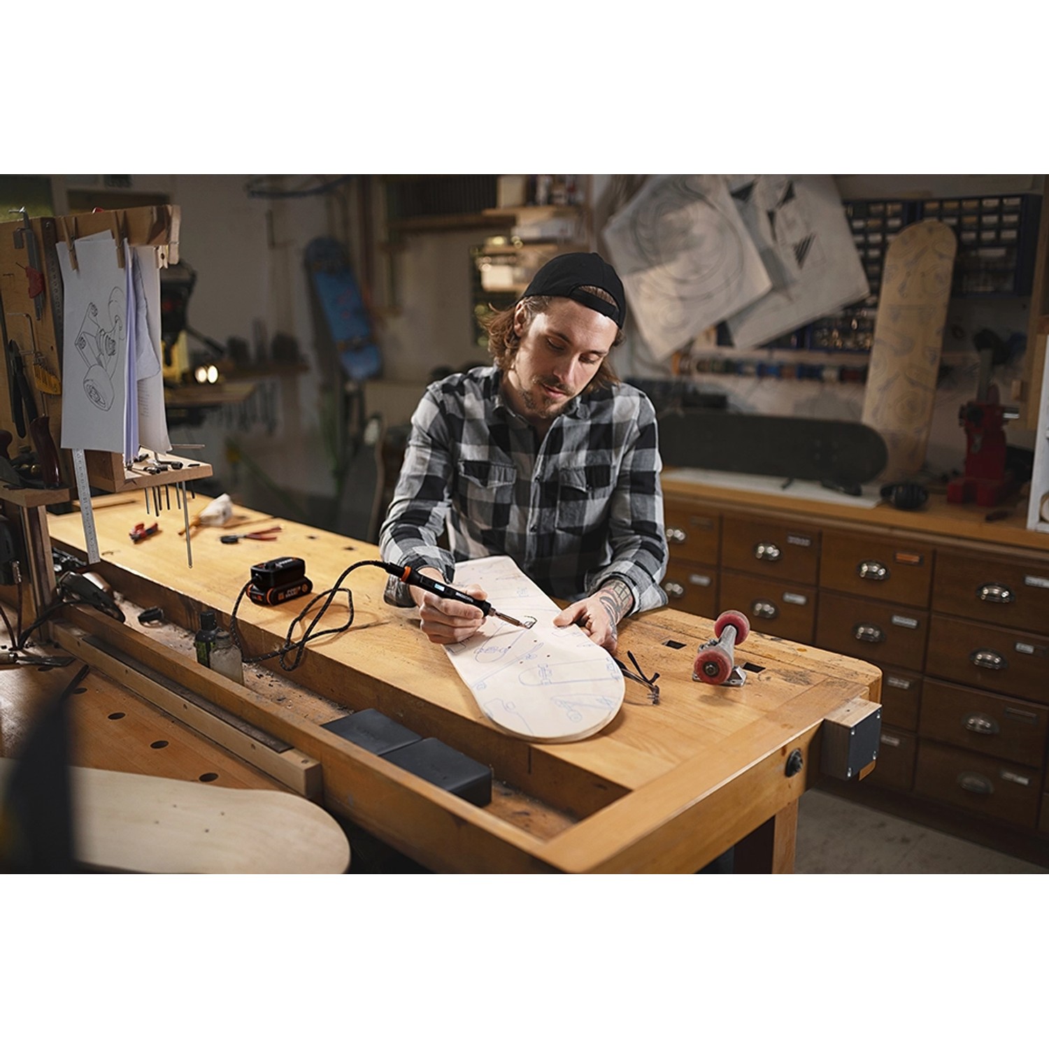 Worx MakerX Akku-Lötkolben beim Brandmalen auf Holz, mit HubX und Zubehör.