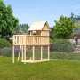 Karibu Stelzenhaus Frieda mit Anbauplattform, Holzleiter und Sandkasten im Garten.