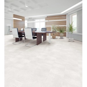 Heller Raum mit Click-Vinylboden in Steinoptik, Fliese Rom Weiß hell.