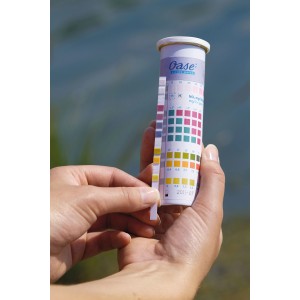 AquaActiv Wassertester QuickStick 6 in 1 zur Analyse von Teichwasser in der Hand.