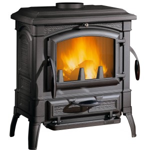 Schwarzer Firefix Küchenofen Isetta aus Gusseisen (7,3 kW) mit brennendem Holz im Feuerraum.