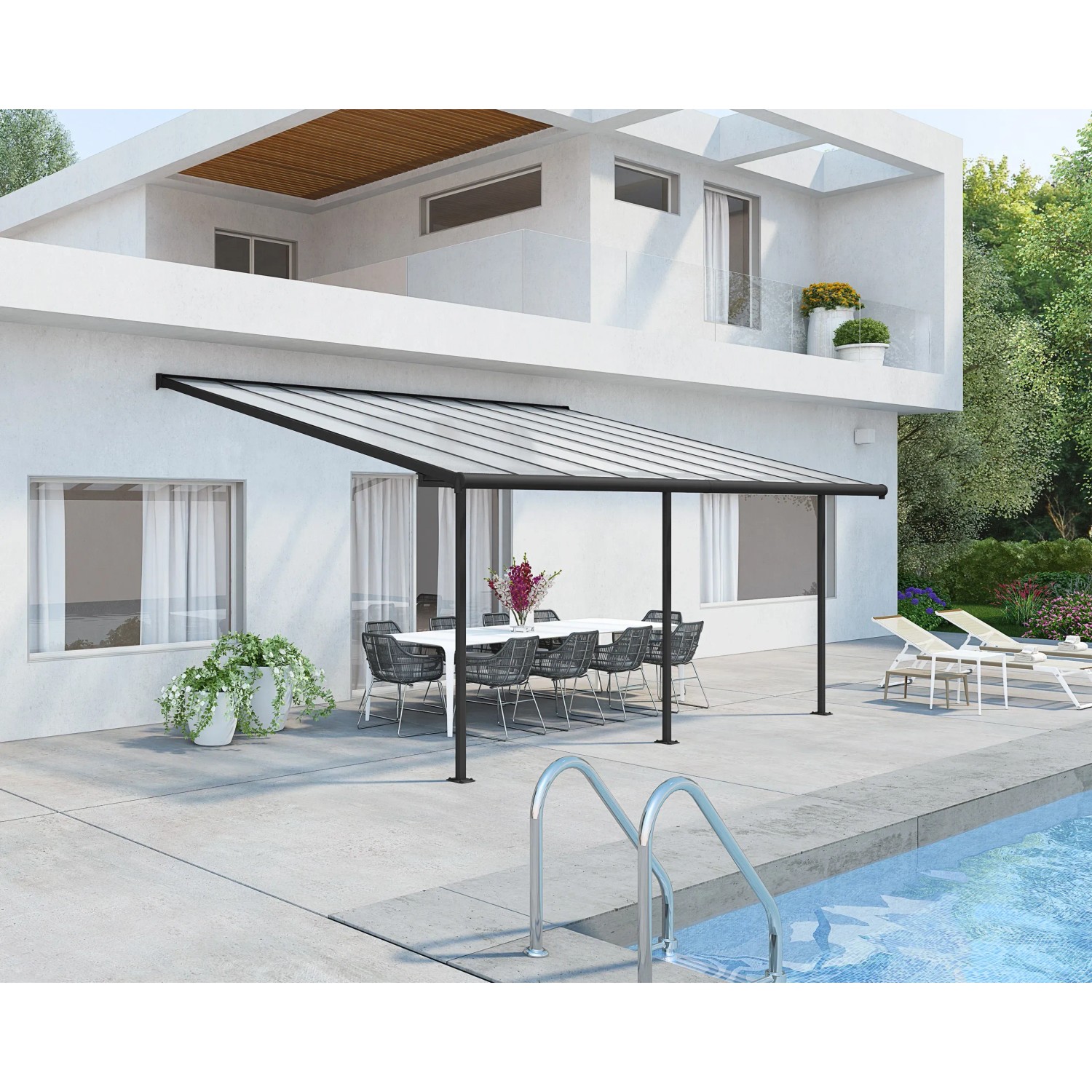 Graue Palram Canopia Terrassenüberdachung Sierra (555x295cm) mit Tisch und Stühlen.