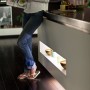 Philips Hue Lightstrip Plus unter Kücheninsel, warmweißes Licht für indirekte Beleuchtung.