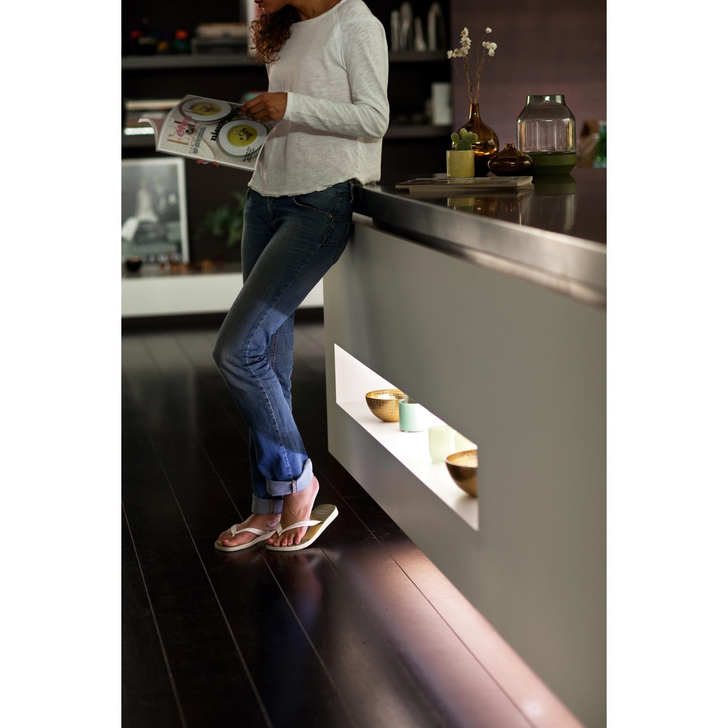 Philips Hue Lightstrip Plus unter Kücheninsel, warmweißes Licht für indirekte Beleuchtung.