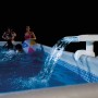 Intex LED Wasserfall Cascadee am Poolrand mit spielenden Personen im Wasser.