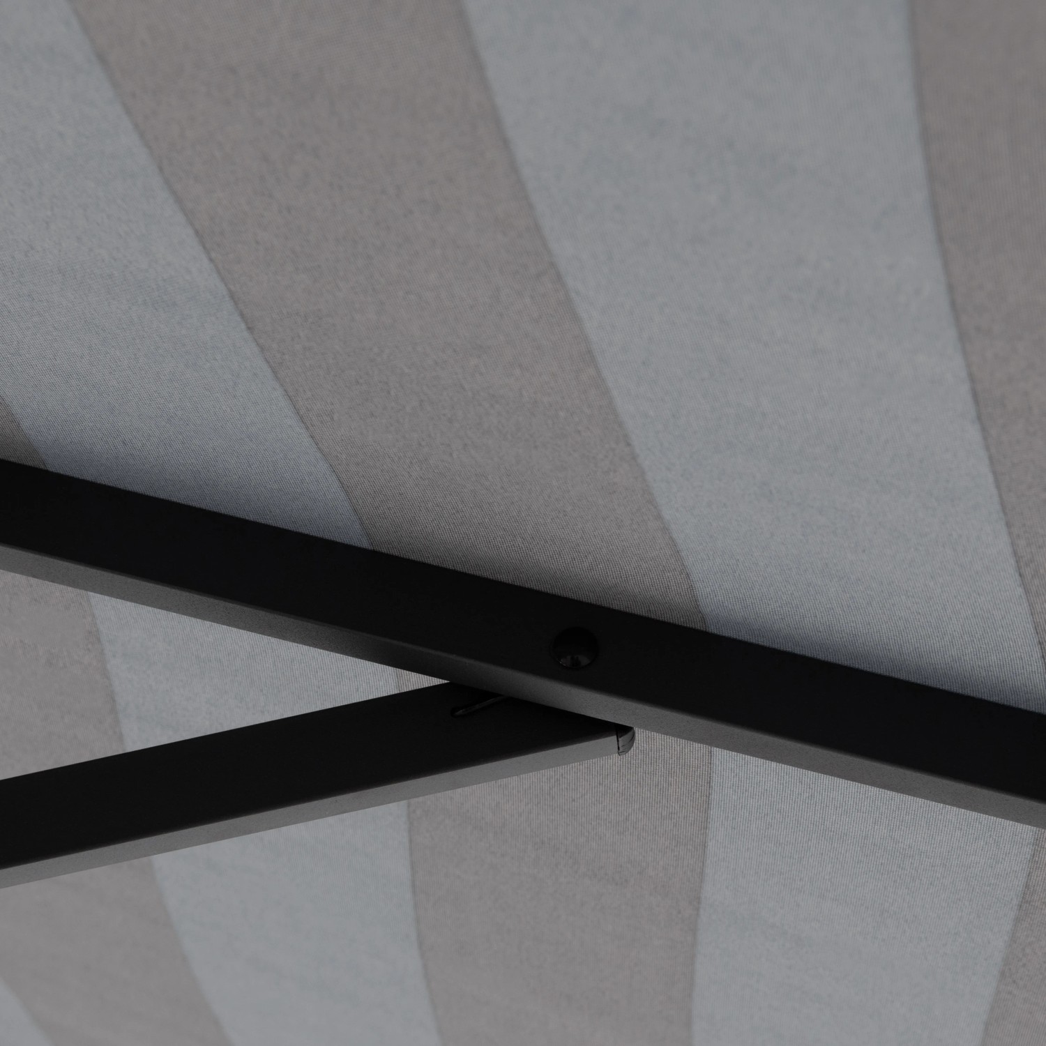 Detailaufnahme: Doppler Marktschirm MyZone blau-grau, Streifenmuster, Gestell.