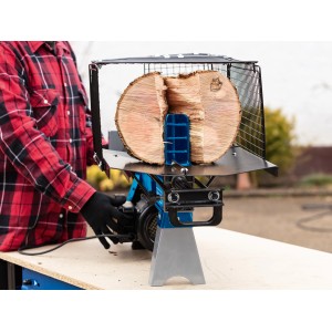 Scheppach HL460 Holzspalter in Aktion: Liegender Spalter mit Holzscheit unter Schutzgitter.