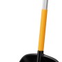 Fiskars Schneeschaufel Telescopic X-series mit verstellbarem Griff und D-Griff.