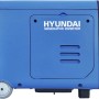 Blauer Hyundai Inverter-Generator HY4500SEi D mit Rädern, ideal für Baustelle & Camping.