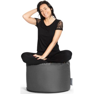 Frau sitzt auf anthrazitfarbenem Sitting Point Hocker Outside 120l. Bequemer Sitzsack für Indoor & Outdoor.