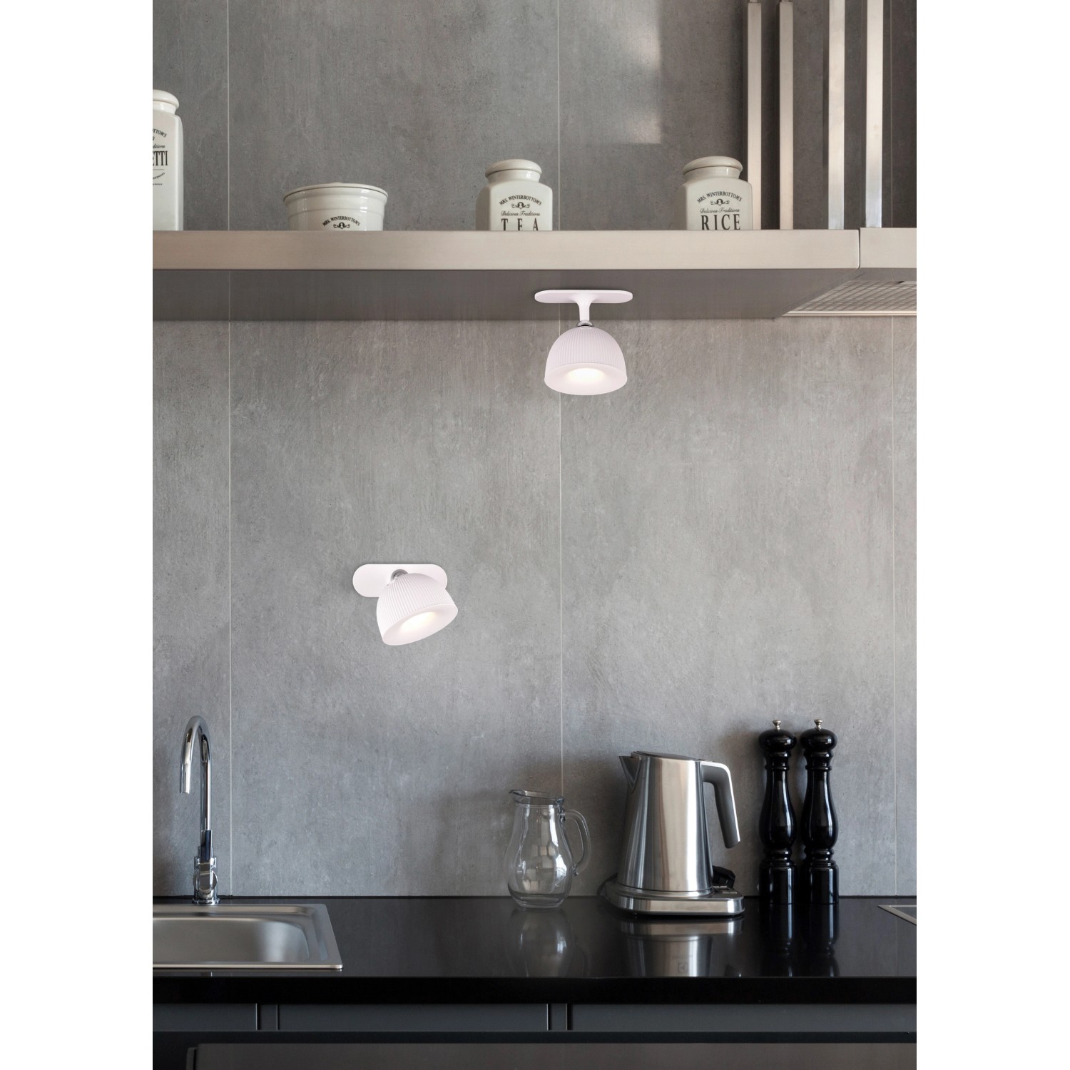 Weiße Reality LED-Tischleuchte Maxima (Ø 8cm) im modernen Küchendesign.