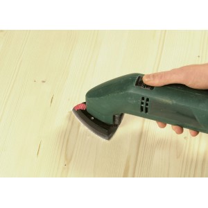 LUX Schleifauflage K80 für Dreiecksschleifer (96mm) im Einsatz auf Holz.