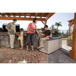 Lifetime XXL Kissenbox in Anthrazit/Grau als Sitzgelegenheit im Garten.