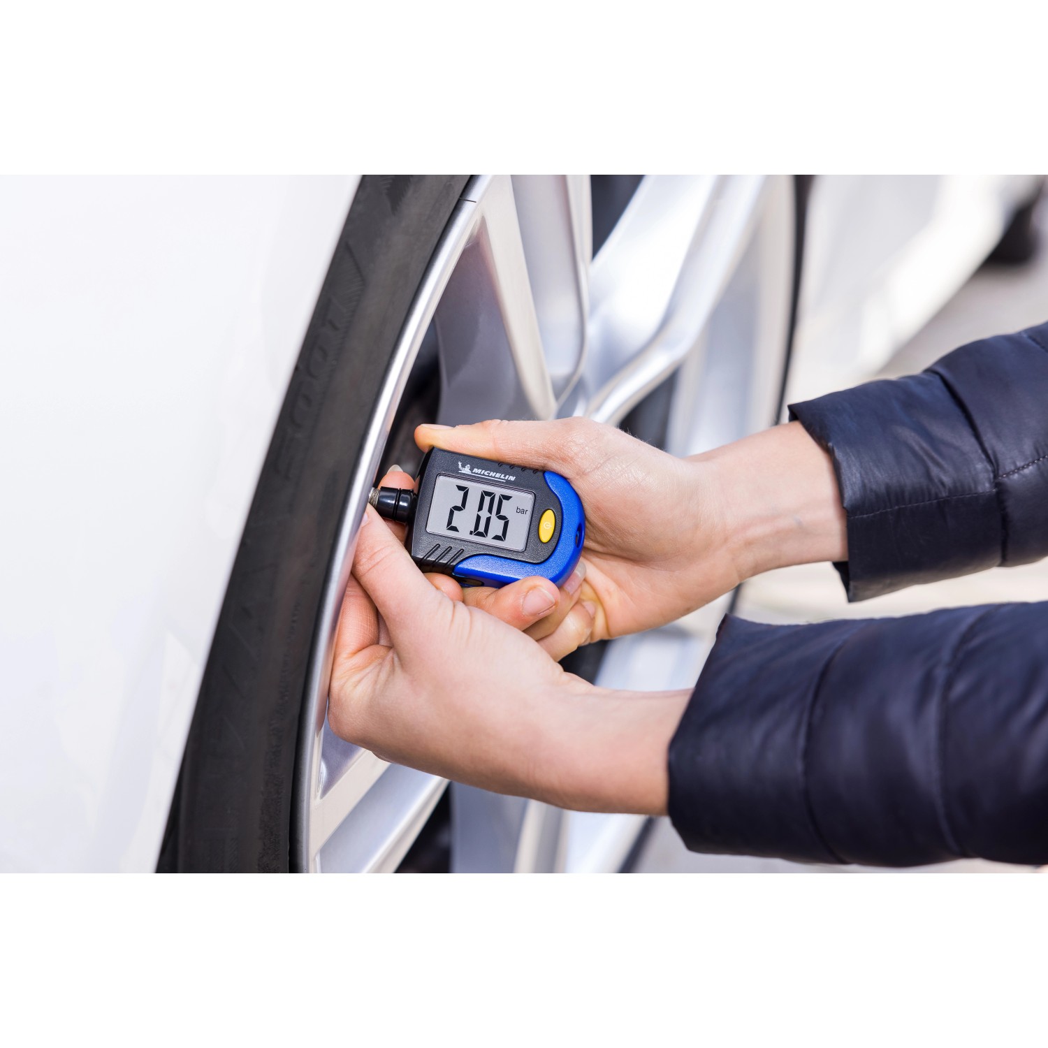 Michelin Reifendruckprüfer mit Profiltiefenmesser in Anwendung am Reifen.