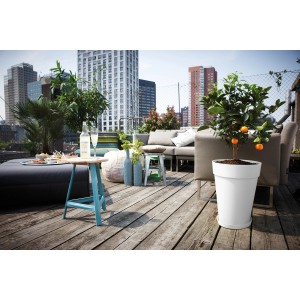 Weißer, hoher Elho Blumentopf Loft Urban (Ø 35 cm) mit Orangenbaum auf einer Dachterrasse.