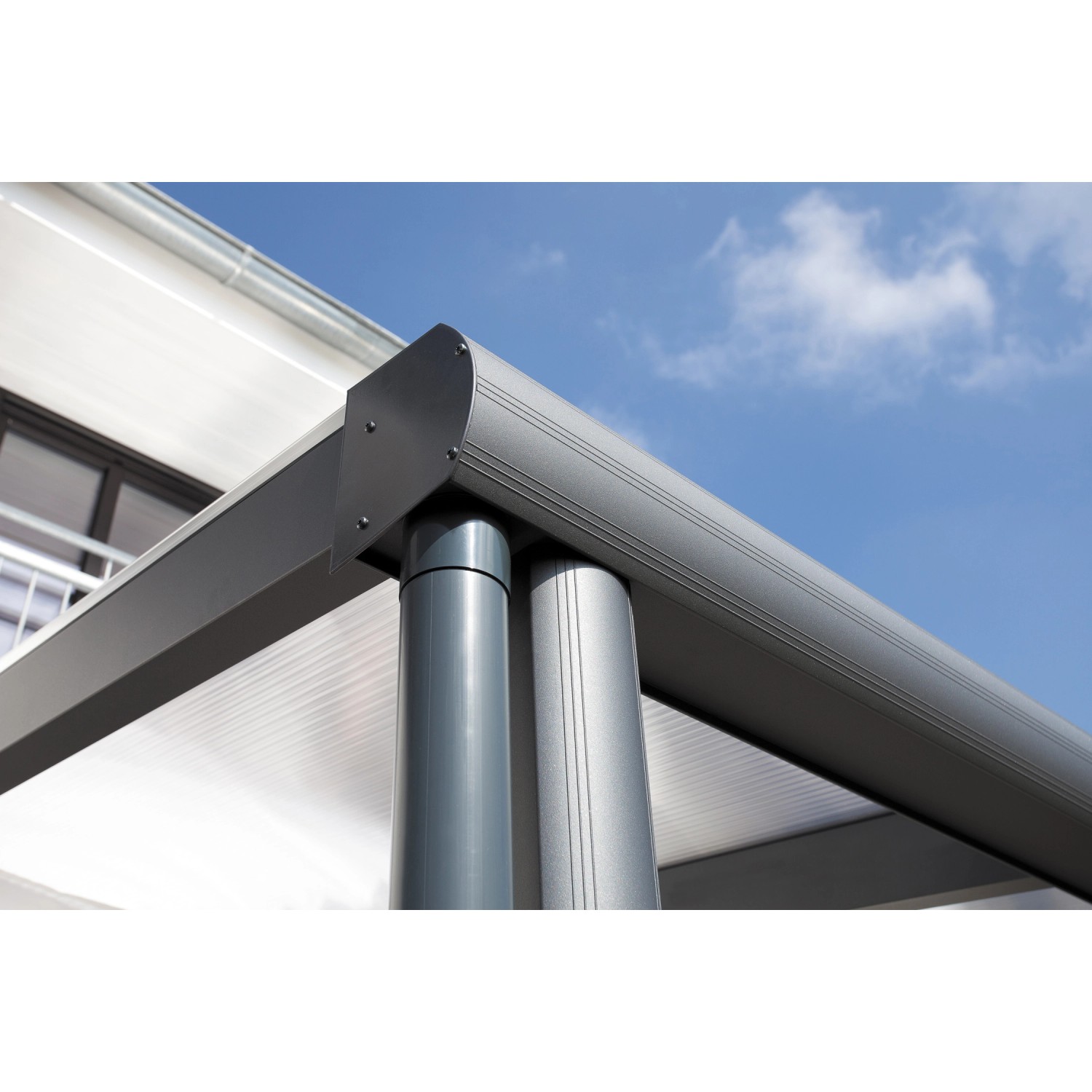 Detailansicht: Skan Holz Terrassenüberdachung Garda, Aluminium Anthrazit, Polycarbonat-Dach.