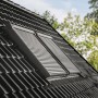 Dachfenster mit geschlossenem, elektrischem Alu-Rolladen ElektroModular CK04 auf einem Dach.