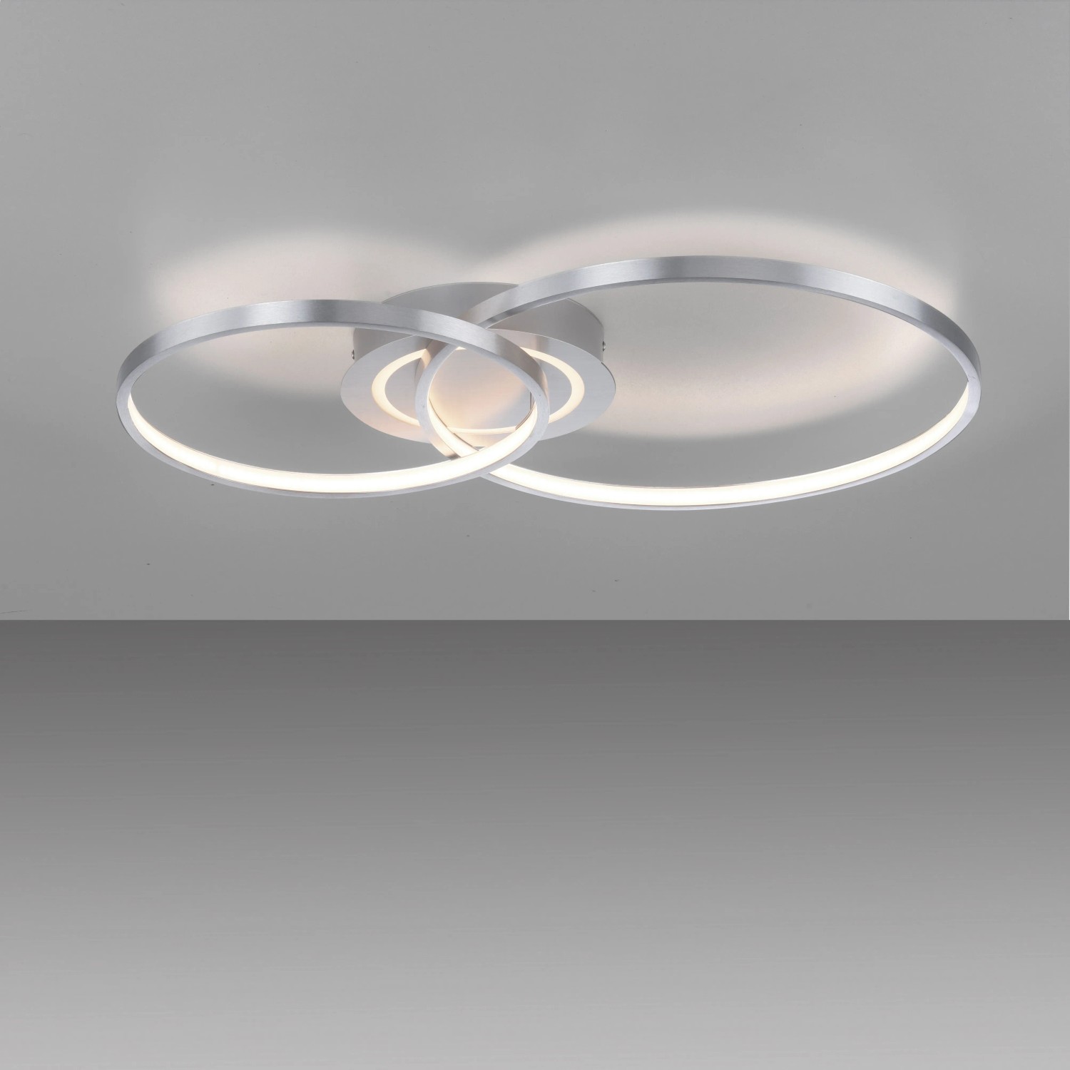 Moderne LED-Deckenleuchte Asmina von Just Light, Aluminium, 69x55 cm, mit verschlungenen Ringen.