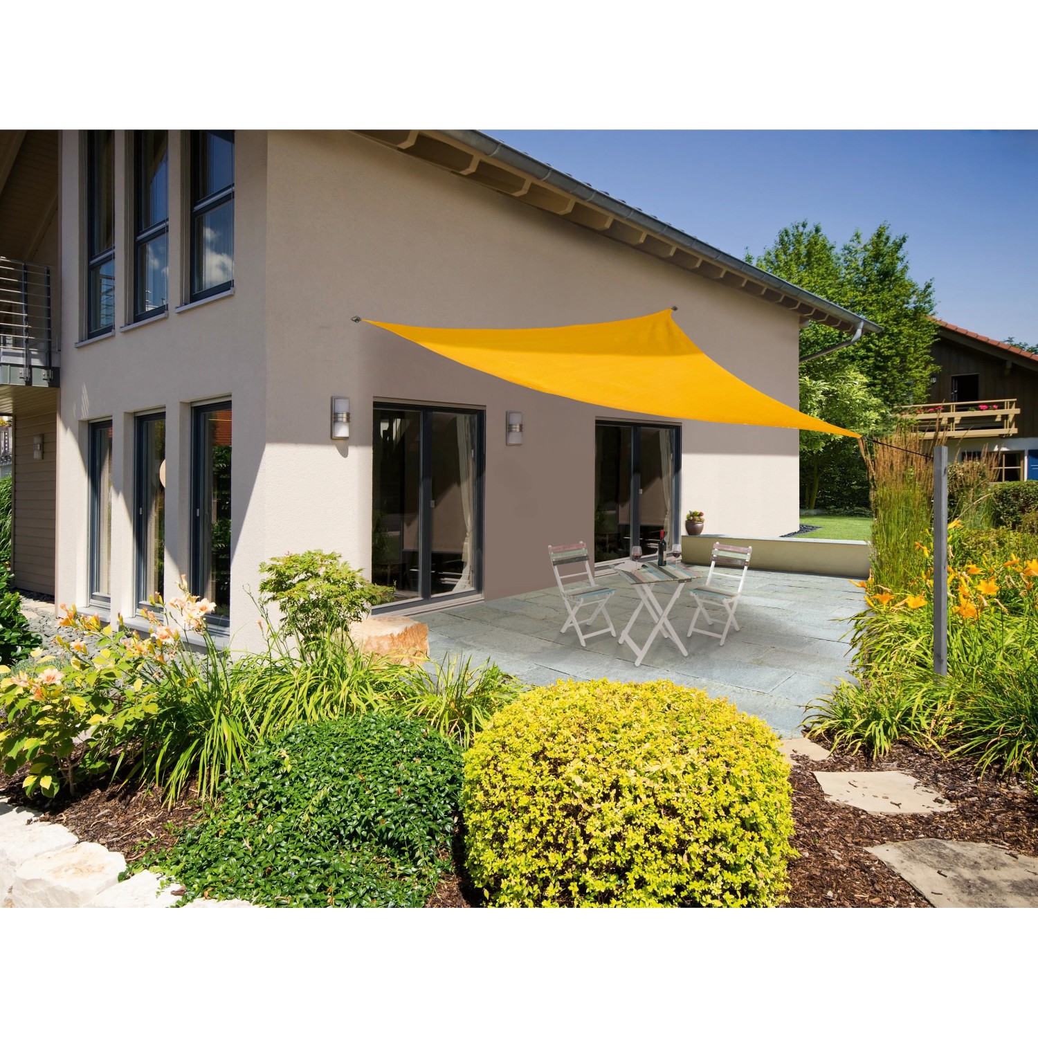 Senfgelbes Sun City Sonnensegel Dreieck (500x500x500 cm) spendet Schatten auf Terrasse mit Gartenmöbeln.